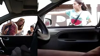 Estudiante regordeta con enormes ordeños no duda en mostrar sus encantos. Las tetas grandes son muy ajustadas en ropa, y la belleza xxx gordas viejas no las va a mantener cerradas