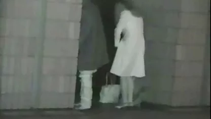 El tipo llevaba guantes abuelas nalgonas xxx de goma y desgarra el analículo de una chica joven.