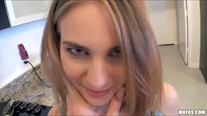 Chica chupa una polla desconocida a través de la pared xxx viejas tetonas