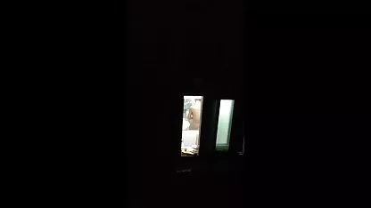 El chico se folla a su vecino en la cocina, llenando viejas gordas haciendo el amor sus pechos llenos con su esperma