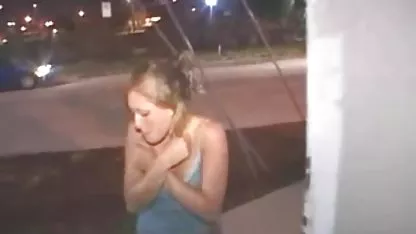 Hermosa perra viejas negras tetonas inserta bolas en el césped en su anal