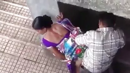 Una joven adolescente se acaricia en el suelo de la cocina. sexo con viejas feas
