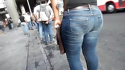 Morena encantadora chupa dos pollas viejitos mamando a la vez