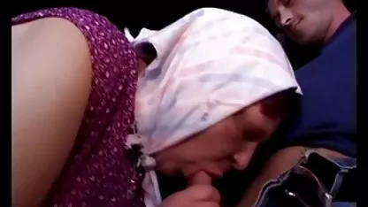 Rubia sexy en botas folla en abuelas culonas cogiendo anal con un chico