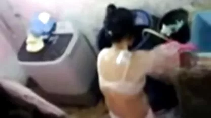 Arrodillándose de nuevo de viejas gordas culonas rodillas, comenzó a hacerlo muy bien con su compañero mamada
