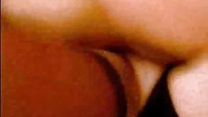 Lyubov Fyodorovna vive al lado en un apartamento comunal con dos jóvenes estudiantes. A menudo los ancianas gordas desnudas invita a cenar y follar.