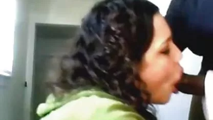 Con las esposas de su novio, una venda para los ojos, la perra se puso un espeso tirón en los muslos y xnxx viejas lo jodió severamente en la boca y el culo, y al final le puso la botella en el culo.