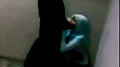 El marido tomó un gigoló por su belleza viejitos xxx para que ella se drogara del sexo.