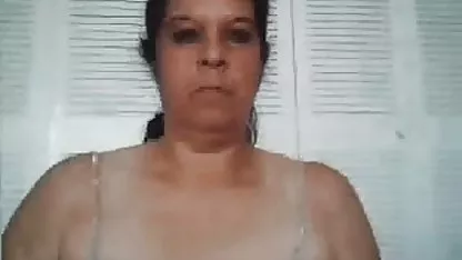 Morena joven en traje de conejito se folla a la vieja rosa se masturba coño