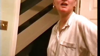 Bonita y pequeña chica masturbándose maduras xxx viejas con sus dedos.