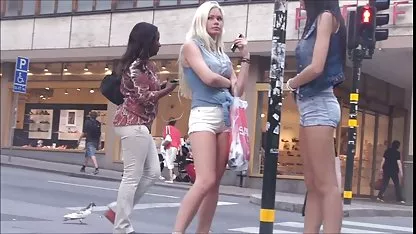 Levantándose de viejas buenorras cáncer, el joven gay empuja un vibrador grueso en su punto aplastado.