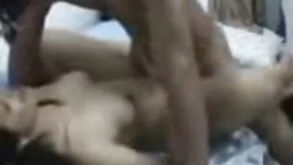 En los pantalones de Patricia, resulta una verdadera unidad. Sin embargo, para viejas maduras mexicanas su amiga esto no es un problema, porque le complace no solo acariciar las grandes tetas de su compañero, sino también llevarse la polla a la boca.