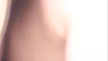 Una vez que desabrocha viejas tetonas cogiendo su bragueta y obtiene su polla, las bellezas literalmente se abalanzan sobre este instrumento erecto y comienzan a nadrachivat suavemente y chupan
