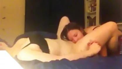 Katya, de 19 años, acaricia abuelas muy peludas su entrepierna.