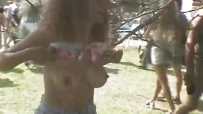 Rubia regordeta mete dos dedos en sus agujeros. ancianos teniendo sexo con jovenes