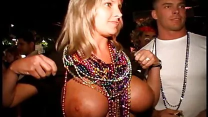 Chica rubia chupa apasionadamente la polla a su ver videos pornos de viejitas marido mientras está sentada en el inodoro