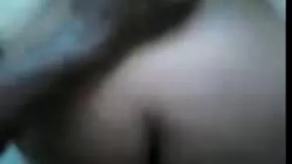 Una joven y bonita morena se encierra a sí misma de todos los extraños en su acogedora habitación, donde las manos dulces lesbianas viejas peludas y masturbándose en su coño mojado y el agujero anal apretado, imaginando qué tan pronto un macho caliente hará lo mismo con ella