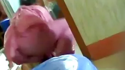 Encantadora escena sobre cómo la rubia xnxx viejas sexy tira de su coño mojado
