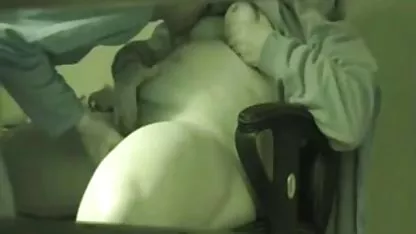 La perra bombea el enema con viejas mexicanas xxx leche en el anal de su novia, la folla con un consolador grueso y luego lame la leche que sale del agujero.