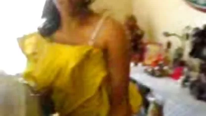 Rubia con grandes viejas viciosas tetas seduce a su vecina.