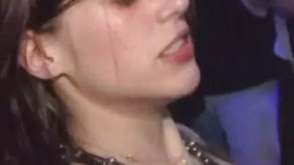 La preciosa Bernice acaricia el coño sobre la arena caliente. videos lesbianas viejas
