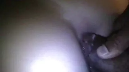 Un hombre tiene una gran cantidad de esperma, que vertió sexo con viejas peludas en un hermoso poco de su perra