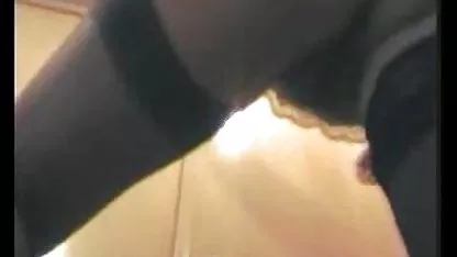 La chica en lencería rosa monta sesentonas viciosas una polla como un jinete