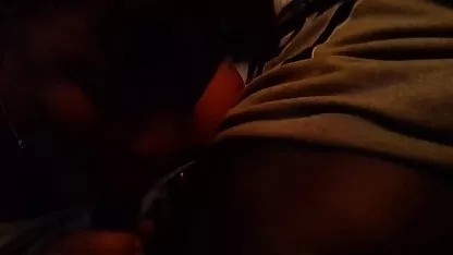 Zorra tetona abre viejasmuyputas las piernas y acaricia el coño.