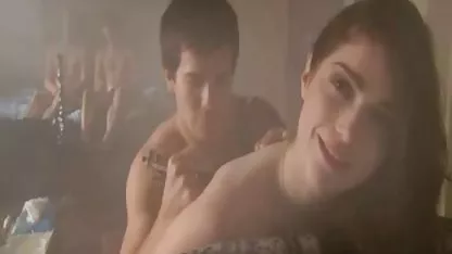 Sexy rubia hábilmente trabaja su peliculas antiguas de incesto lengua juguetona, labios con una polla pesada de un chico joven
