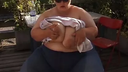Hermosa masturbación de una joven vieja tragando semen rubia.