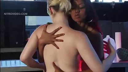 El bebé se acaricia y obtiene quiero ver viejas pisando un gran placer.