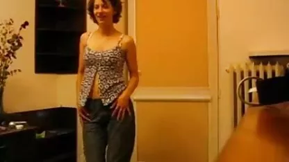 Miembro blanco del macho penetra viejas españolas corriendose en el coño afeitado de Natasha.