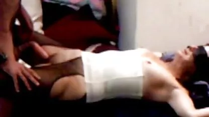 Morena juega con gordas ancianas xxx su clítoris.