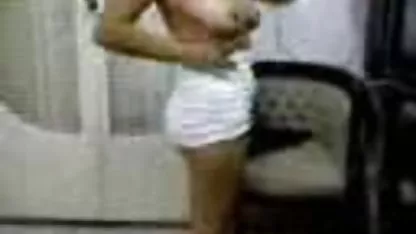 Los médicos, para empezar, revolvieron el coño mojado de los japoneses con un par de palitos de arroz, y luego presentaron un orgasmo poderoso e inolvidable a la zorra con un gran electrovibrador desde su oficina. xxx viejas ricas