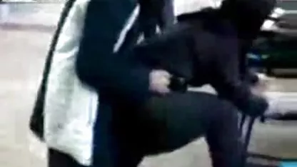 Una perra joven que videos xxx de viejitos acaba de descubrir por sí misma las alegrías de los placeres íntimos, lleva a su compañera de clase a la cama, donde los labios suaves, las palmas delicadas, y después de un coño mojado agrada su polla emocionada.
