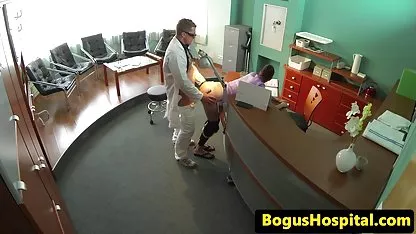 En una fiesta de borrachos, hay tantos polluelos sueltos que con gusto demuestran su lujuria, su sexualidad entre la multitud. Las chicas de caricias orales muy viejas xxx atraen la atención de los transeúntes.