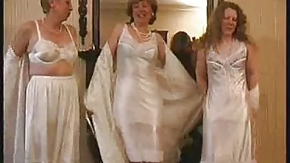 Los amantes del fisting de las lesbianas, después de que uno empuja el mango en el coño mojado de la novia, el deseo será enorme. Las chicas querrán continuar con sus videos de ancianos teniendo sexo caricias y gemir abiertamente por la entrada vaginal de toda la muñeca.