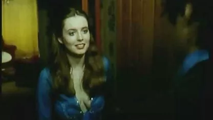 Cachonda rubia lanzó dedos en su viejas gordas haciendo el amor coño.
