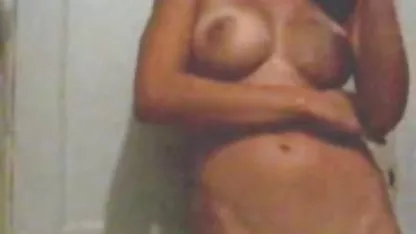 Perra dispara mientras su novio se folla viejas culonas y chichonas a una chica lujuriosa