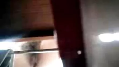 Lesbiana jugosa en su patio de verano, no vista por ningún adulto, está descansando con su mejor y maldita novia sexy, a viejas rapando quien le pide cariñosamente que extienda sus pequeños y dulces labios y sus tiernos dedos y su dildo grueso que la jodan.