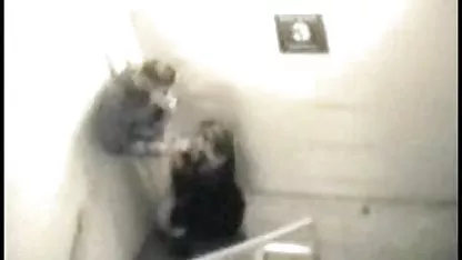Una joven morena con medias blancas fue torturada sexualmente, su cuerpo inmovilizado y la vagina quiero ver videos de viejas cogiendo fue tratada con varias herramientas.